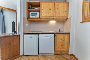 Kjøleskap, mikrobølgeovn, oppvaskmaskin og kaffetrakter/tekoker