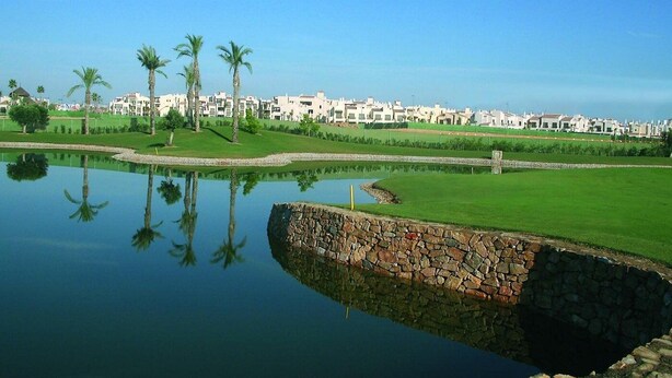 A golf course with a water feature and palm trees. - LUNA HOUSE 😎 (Santiago de la Ribera)