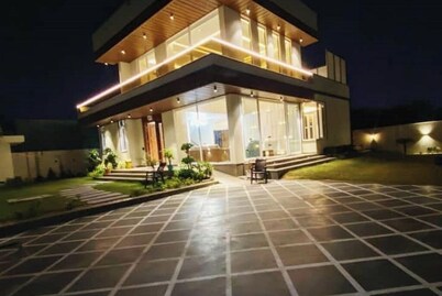 Jk House. Newly listed, spacious & pet friendly.

