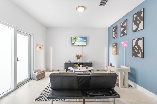 Modern 3BR Near Beaches–Fast WiFi & Spacious Design