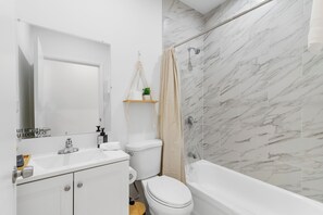 Hair dryer, towels, soap, shampoo - Modern 3BR Near Beaches–Fast WiFi & Spacious Design (Fort Lauderdale)