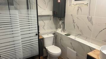 Serviettes fournies, savon, papier toilette