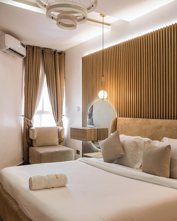 2 عدّة غرف نوم وخزنة داخل الغرفة وستائر تعتيم وتجهيزات عازلة للصوت