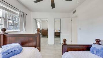 3 bedrooms, desk, iron/ironing board, free WiFi