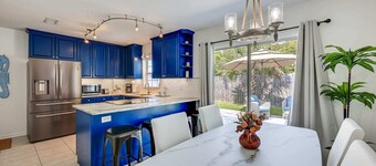 Blue Seahorse Beach cottage, Private backyard, free parking, steps from the sand