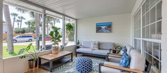 Blue Seahorse Beach cottage, Private backyard, free parking, steps from the sand