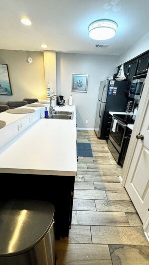 Kjøleskap, mikrobølgeovn, ovn og kokeplater