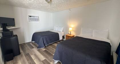 Room 24 - Standard Queen - Sleeps 4 - Harper Motel