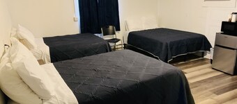 Room 21 - Triple Queen - Sleeps 6 - Harper Motel