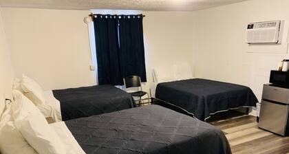 Room 21 - Triple Queen - Sleeps 6 - Harper Motel
