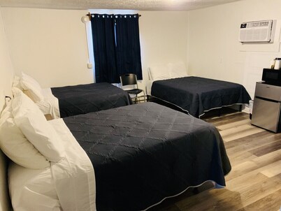 Room 21 - Triple Queen - Sleeps 6 - Harper Motel