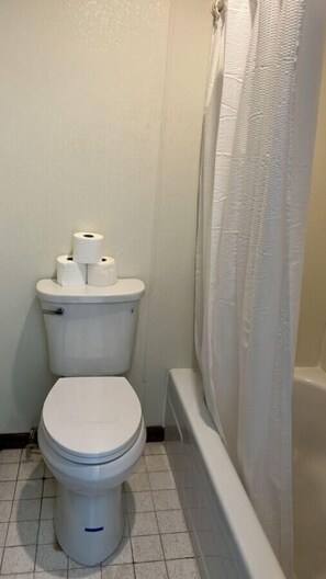 Towels - Room 21 - Triple Queen - Sleeps 6 - Harper Motel (Harper)