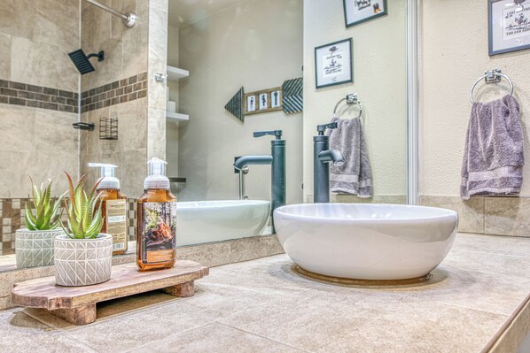 Douche, sèche-cheveux, bidet, serviettes fournies