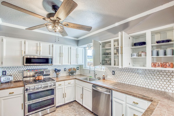 Frigorífico, microondas, horno y placa de cocina