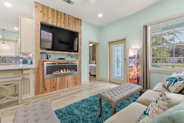 Living area - Welcome to the Sands and Slots Retreat. Walk to the beach and Casinos! (Biloxi)