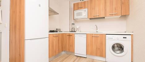 Een koelkast, een microgolfoven, een kookplaat, een vaatwasser