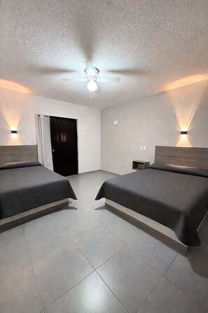 Habitación triple básica, varias camas | Wifi gratis y ropa de cama 