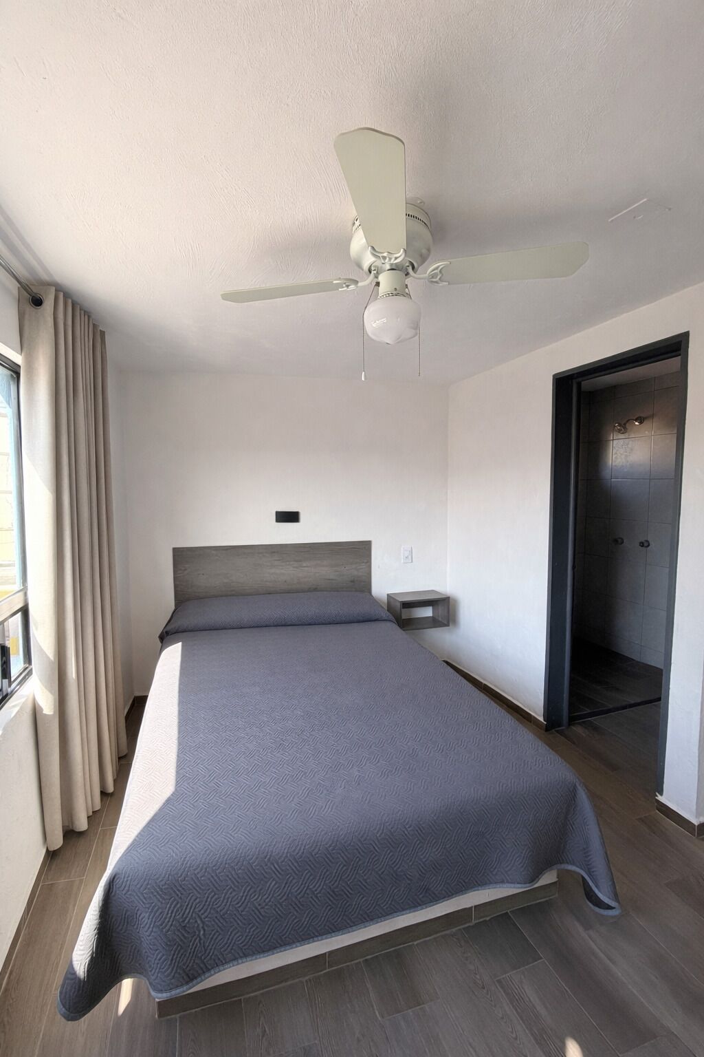 Habitación doble estándar, 1 cama matrimonial | Wifi gratis y ropa de cama 