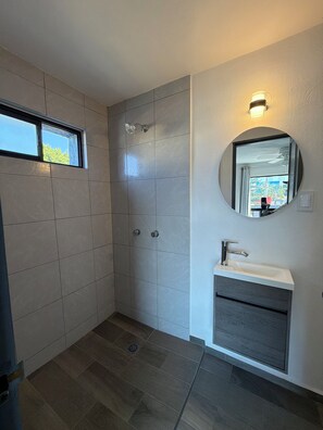 Bañera con ducha, cabezal de ducha tipo lluvia, toallas, jabón