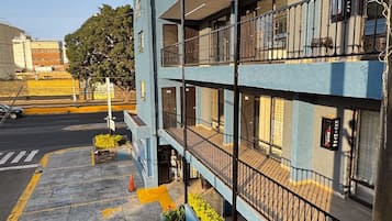 Vista frontal de la propiedad