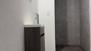 Standard-Doppelzimmer, 1 Doppelbett | Badezimmer | Duschwanne, Regendusche, Handtücher, Seife