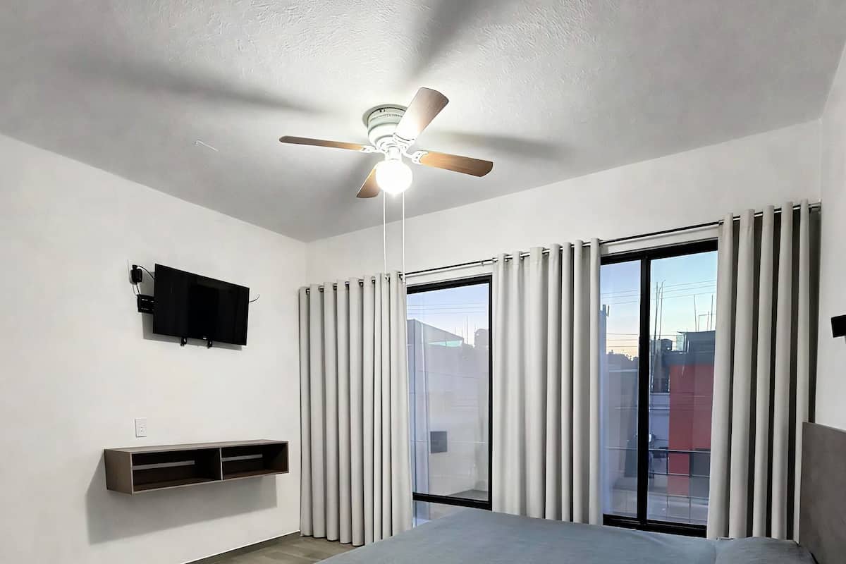 Habitación superior, 1 cama King size | Wifi gratis y ropa de cama