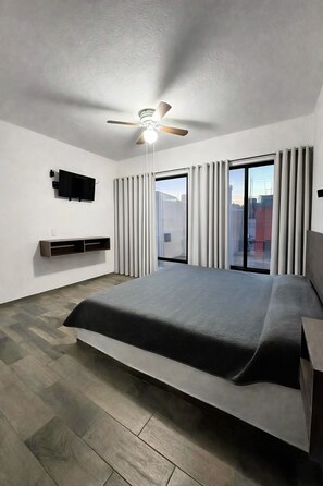 Habitación superior, 1 cama King size | Wifi gratis y ropa de cama 