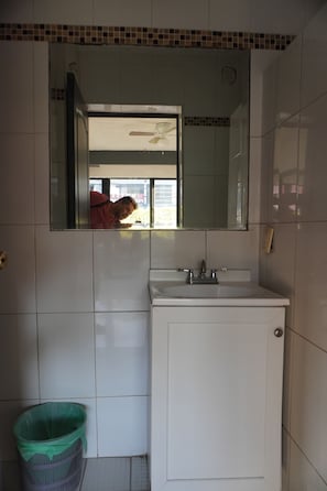 Combined shower/bathtub, rainfall showerhead, towels, soap
