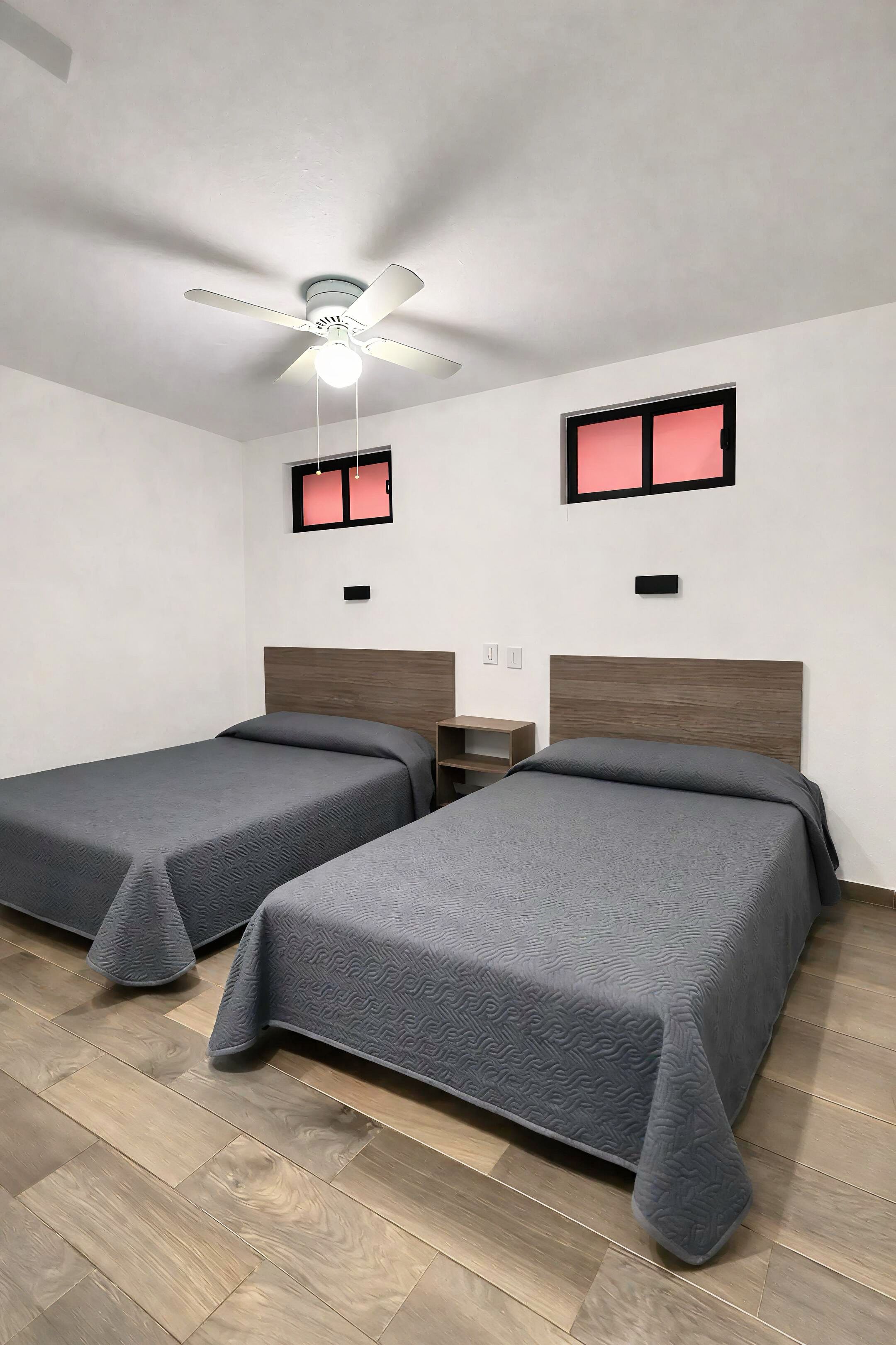 Habitación doble familiar, 2 camas matrimoniales | Wifi gratis y ropa de cama 