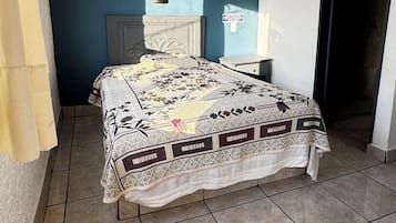 Quarto superior, 1 cama King | Wi-Fi de cortesia, roupa de cama