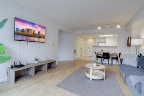 Apartment | Living area | Flat-screen TV, table tennis