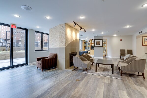 Lobby sitting area - Fascinating Apt in Ballston With Gym (Arlington)