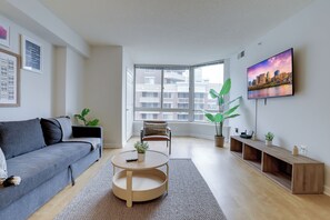 Apartment | Living area | Flat-screen TV, table tennis - Fascinating Apt in Ballston With Gym (Arlington)