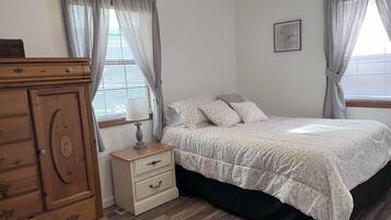 2 slaapkamers, een strijkplank/strijkijzer, beddengoed