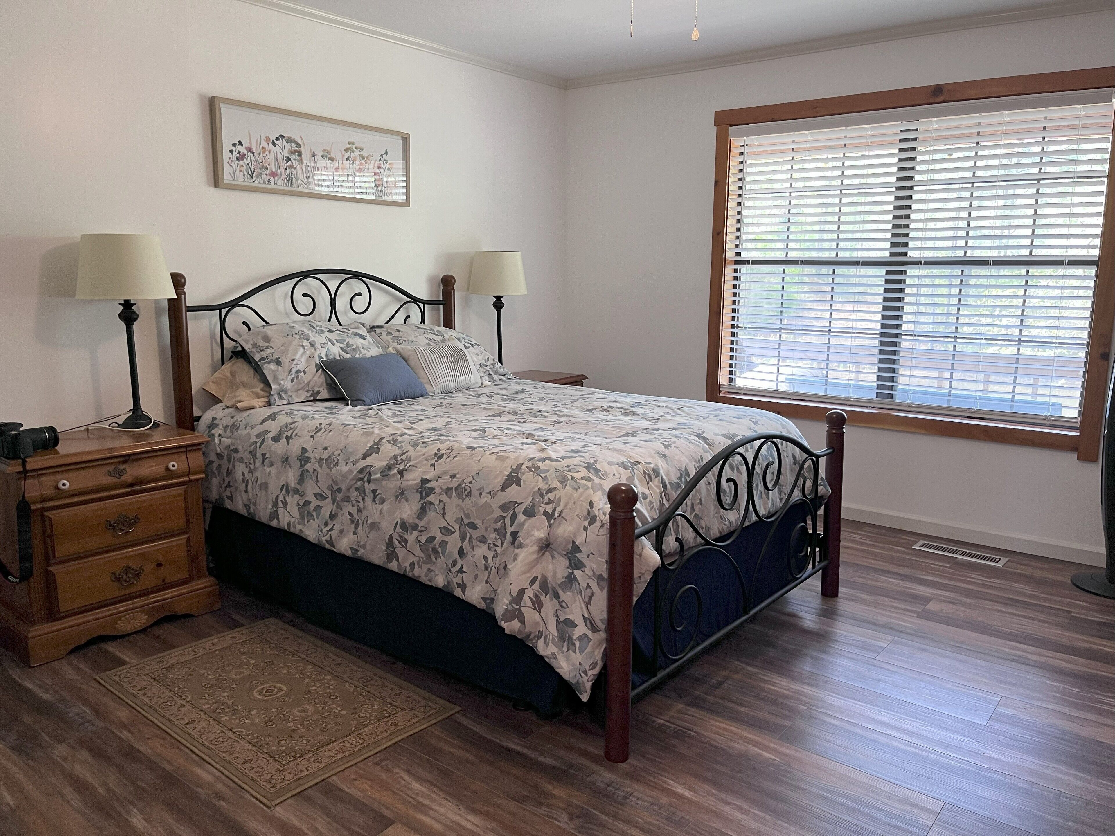 2 soverom, strykejern/-brett og sengetøy