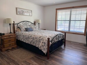 2 dormitorios, tabla de planchar con plancha, ropa de cama