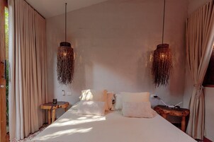 Escritorio, espacio para trabajar con laptop y wifi gratis