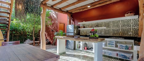 Fridge, cookware/dishes/utensils