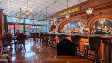 2 bars/lounges, pub, cocktail bar