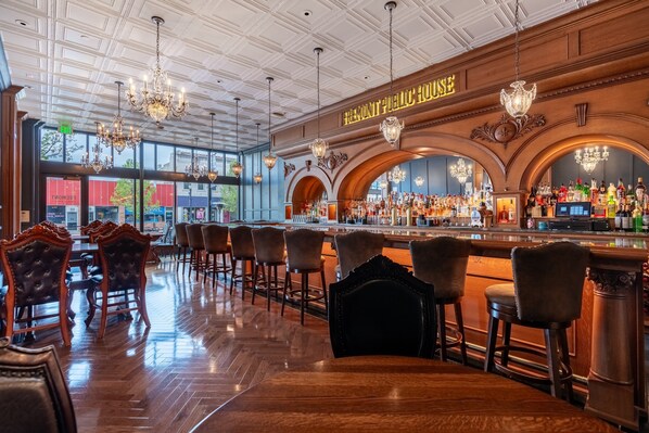 2 bars/lounges, pub, cocktail bar
