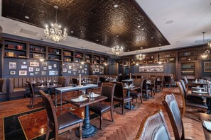 Déjeuner, dîner et souper servis sur place