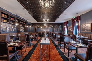 Déjeuner, dîner et souper servis sur place