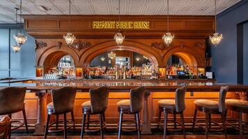 2 bars/lounges, pub, cocktail bar