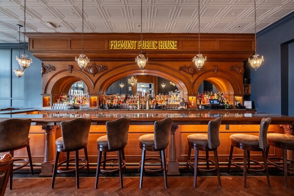 2 bars, un pub i un bar de copes 