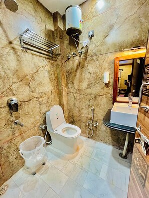 Luxury Double Room, Balcony, City View | Bathroom | Shower, free toiletries, soap, shampoo