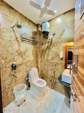 Luxury Double Room, Balcony, City View | Bathroom