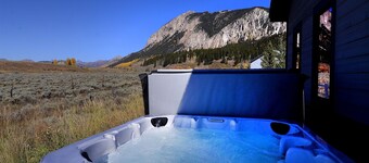 Elk Haven/New Dog Friendly Home W/Hot Tub and Big Views! Garage and Fireplace!