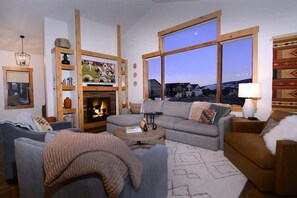 Fernseher, Kamin, Arbeitsbereiche