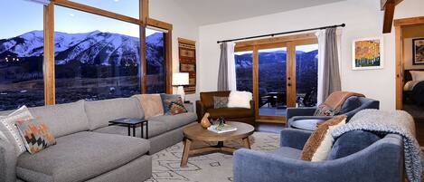 Fernseher, Kamin, Tischfußball