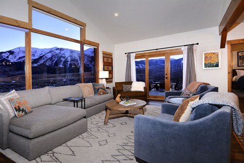 Elk Haven/Book Now For Summer! New Dog Friendly Home/Hot Tub and Big Views!